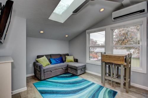 ボイジーにあるThe Lilly Pad Brand New in Hyde Park! Pet Friendly, fully fenced yard, walking distance to Hyde Park shops, and dining and Camel's Back Parkのソファとテーブルのあるリビングルーム