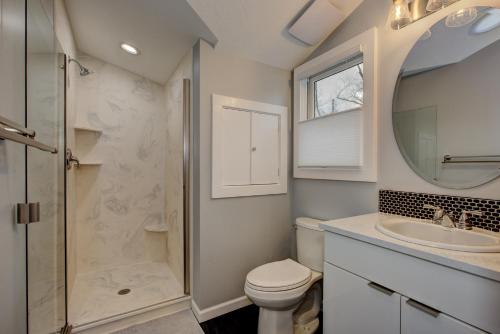 y baño con ducha, aseo y lavamanos. en The Lilly Pad Brand New in Hyde Park! Pet Friendly, fully fenced yard, walking distance to Hyde Park shops, and dining and Camel's Back Park, en Boise
