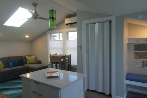 The Lilly Pad Brand New in Hyde Park! Pet Friendly, fully fenced yard, walking distance to Hyde Park shops, and dining and Camel's Back Parkにあるシーティングエリア