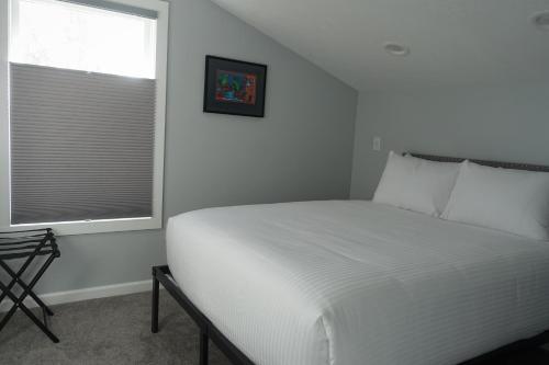 The Lilly Pad Brand New in Hyde Park! Pet Friendly, fully fenced yard, walking distance to Hyde Park shops, and dining and Camel's Back Parkにあるベッド