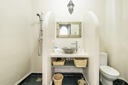 y baño con lavabo y aseo. en Riad l'Empire, en Marrakech