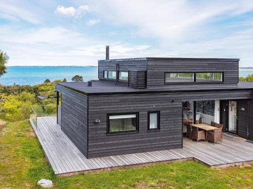Asnæsにある10 person holiday home in Asn sの海の見える黒家
