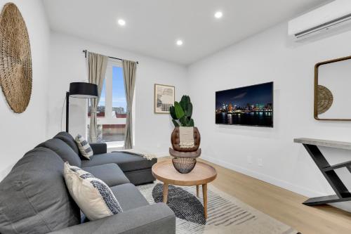 a living room with a couch and a table at Deluxe Suites Downtown Montreal in Montréal