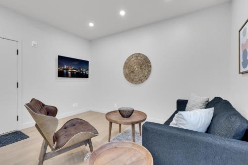 a living room with a blue couch and chairs at Deluxe Suites Downtown Montreal in Montréal