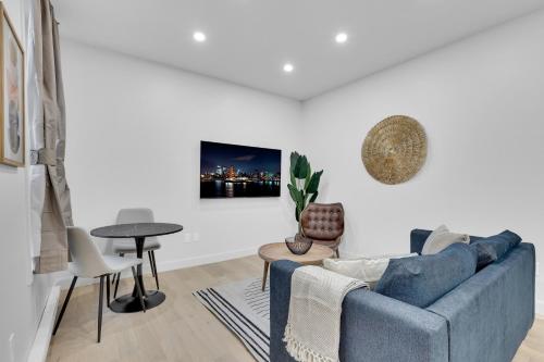 a living room with a blue couch and a table at Deluxe Suites Downtown Montreal in Montréal