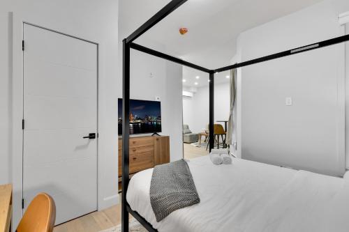 a bedroom with a black and white canopy bed at Deluxe Suites Downtown Montreal in Montréal