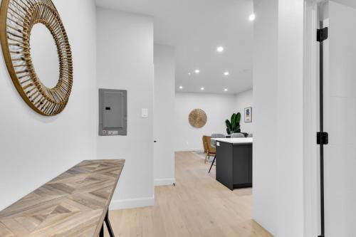 a white room with a mirror and a table at Deluxe Suites Downtown Montreal in Montréal