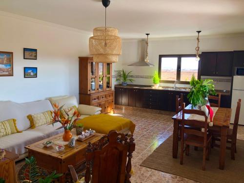 a living room with a couch and a table at Tranquila casa rural en el centro de Fuerteventura in Valles de Ortega