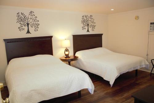 Manchester CenterにあるStanford Houseのベッド2台 木々が並ぶ部屋
