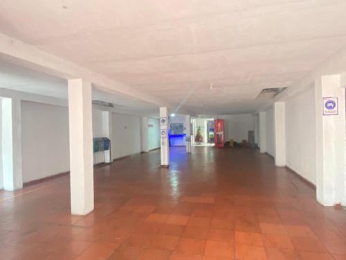 an empty room with white walls and a tile floor at Residencias Piscis in Barranquilla