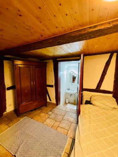 um quarto com uma cama num quarto com uma casa de banho em Zweibettzimmer mit eigenem Bad em Barleben
