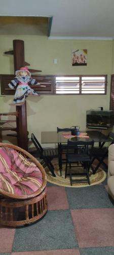 uma sala de estar com uma mesa e uma mesa e cadeiras em Pousada Nordestina no Recife