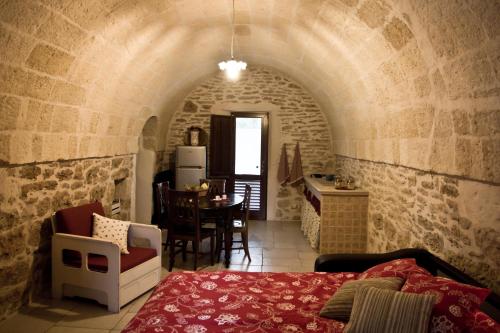 Villa CastelliにあるLa Corte degli Uliviの石造りの建物内のキッチン、リビングルーム