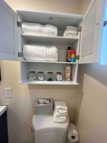 a small bathroom with a toilet and towels at La Casita de Whittier, Private Unit w/patio area, Disney, Biola, Knotts in Whittier