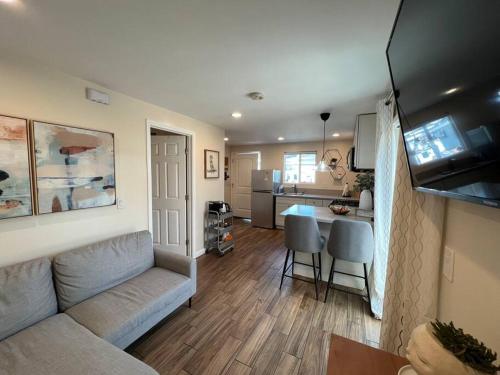 ウィッティアにあるLa Casita de Whittier, Private Unit w/patio area, Disney, Biola, Knottsのソファとテーブルのあるリビングルームとキッチン