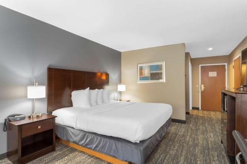Кровать или кровати в номере Best Western Natchitoches Inn