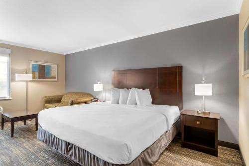 una habitación de hotel con una cama grande y una silla en Best Western Natchitoches Inn en Natchitoches