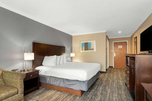 Кровать или кровати в номере Best Western Natchitoches Inn