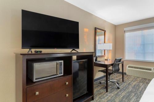 Телевизор и/или развлекательный центр в Best Western Natchitoches Inn