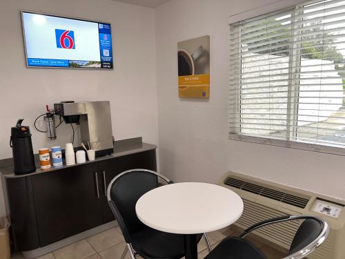 Μια τηλεόραση ή/και κέντρο ψυχαγωγίας στο Motel 6-Orange, CA - Anaheim