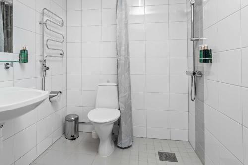a bathroom with a toilet and a shower and a sink at Stoten Ski Hotel in Stöten