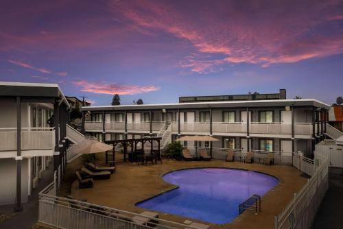 Laredo Hotel Innの敷地内または近くにあるプール