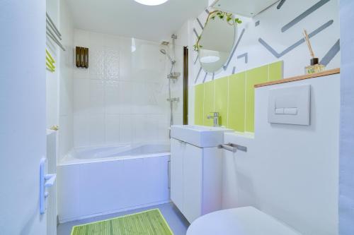 y baño con aseo, bañera y lavamanos. en RARE Duplex 70m2, proche HEC INRAE Orly, 4 mn RER C, en Jouy-en-Josas