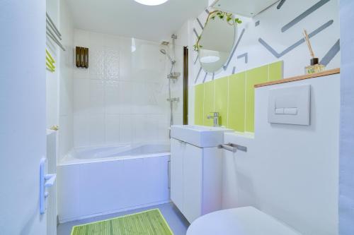 a bathroom with a toilet and a tub and a sink at Confort et Nature, Duplex Idéal à Jouy-en-Josas, Parking gratuit, 25 mn orly, 10 mn Versailles in Jouy-en-Josas