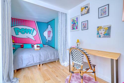 a small bedroom with a bed and a desk at Confort et Nature, Duplex Idéal à Jouy-en-Josas, Parking gratuit, 25 mn orly, 10 mn Versailles in Jouy-en-Josas