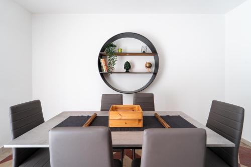 tavolo da pranzo con specchio e sedie di Historic Center Apartment - Catania Stays a Catania