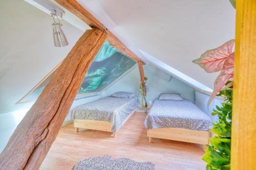 Habitación con 2 camas en un ático en "Offre Grand Bal Masqué" Spacieux Duplex vitaminé en Jouy-en-Josas