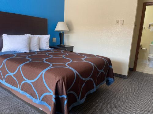 un grande letto in una camera d'albergo con un letto sidx. di Amerivu Inn & Suites a Eau Claire