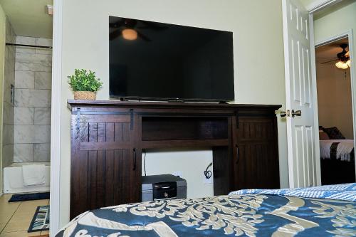 Una televisión o centro de entretenimiento en Cozy and relaxing home in downtown Frisco