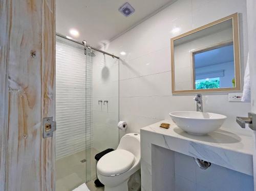 een badkamer met een wastafel, een toilet en een douche bij Zaba Beach House in San Andrés