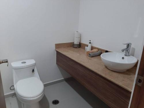 A bathroom at Departamento amueblado con alberca en la Riviera