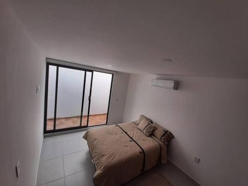 A bed or beds in a room at Departamento amueblado con alberca en la Riviera