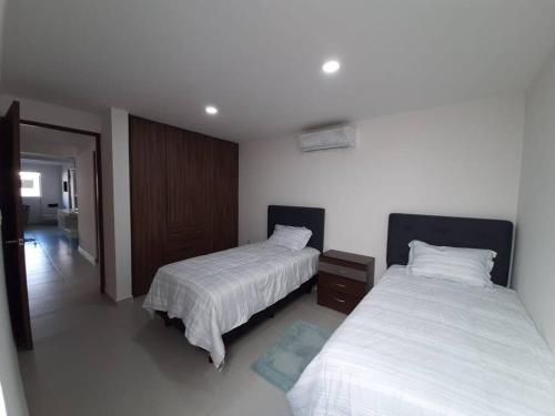 A bed or beds in a room at Departamento amueblado con alberca en la Riviera