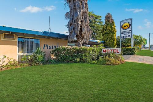 a motel sign in front of a building at Plainsman Motel in Forbes