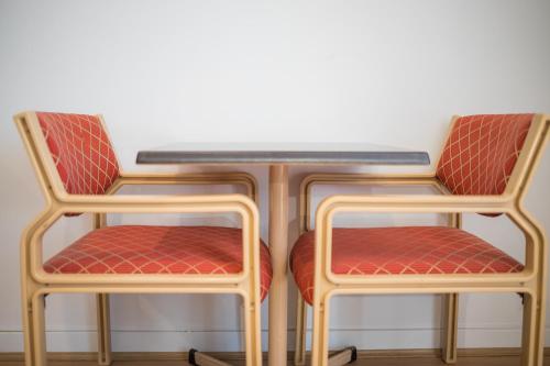 two chairs and a table with a table and two chairs at Plainsman Motel in Forbes