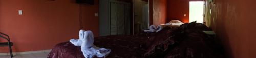 a bedroom with a bed with white sheets and a mirror at Velaria in Chachalacas