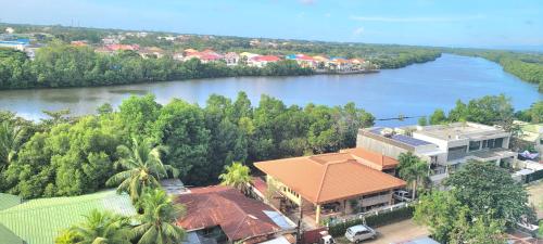 uma vista aérea de um rio ao lado de uma casa em New, Modern 2 Bedroom Condo, Free Hi-Speed Wifi em Iloilo