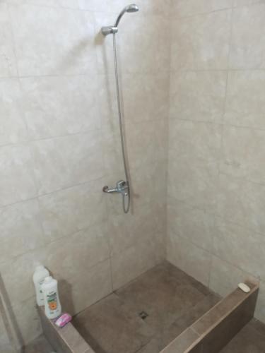 uma casa de banho com uma cabina de duche e uma banheira em Finca los teros em La Banda