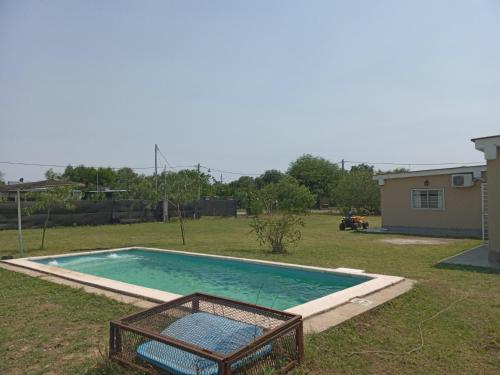 uma piscina no quintal de uma casa em Finca los teros em La Banda