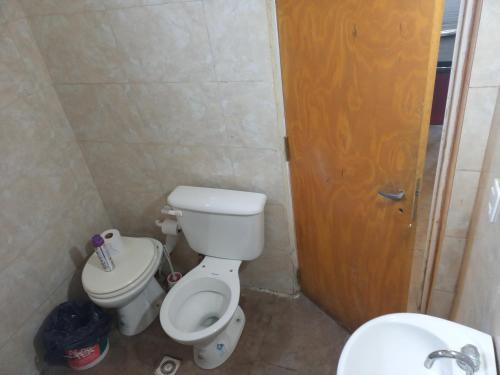 uma pequena casa de banho com WC e lavatório em Finca los teros em La Banda