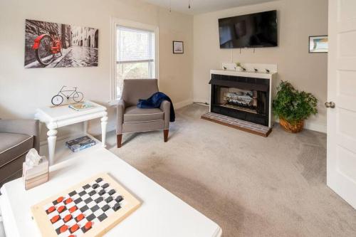una sala de estar con una mesa de ajedrez en The Bike Path House! Cozy 2 BR w/ Fireplace en Charles City