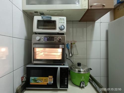a microwave oven sitting on top of a toaster oven at 湖下海景民宿 in Jinning