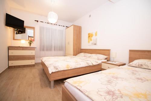 Apartments by the sea Baska, Krk - 20424