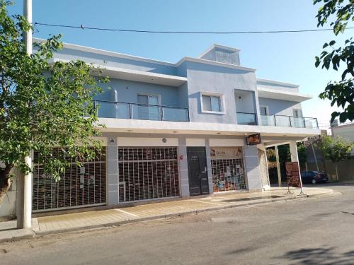 - un bâtiment blanc avec un balcon dans une rue dans l'établissement COMPLEJO ECHAGUE, à San Juan