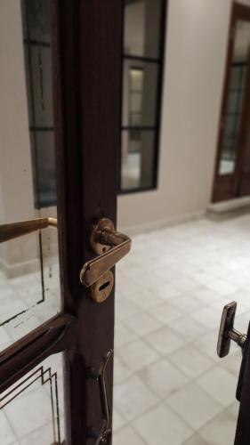 una puerta de madera con una puerta de metal. en Mirador La Viña en Salta