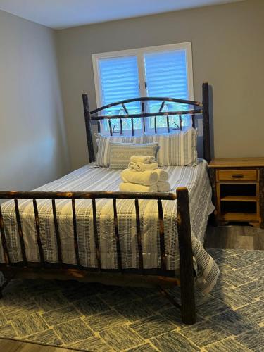 1 dormitorio con 1 cama con toallas en Pocono Paradise - 3 bedroom 3 and half bathroom townhouse en Tannersville